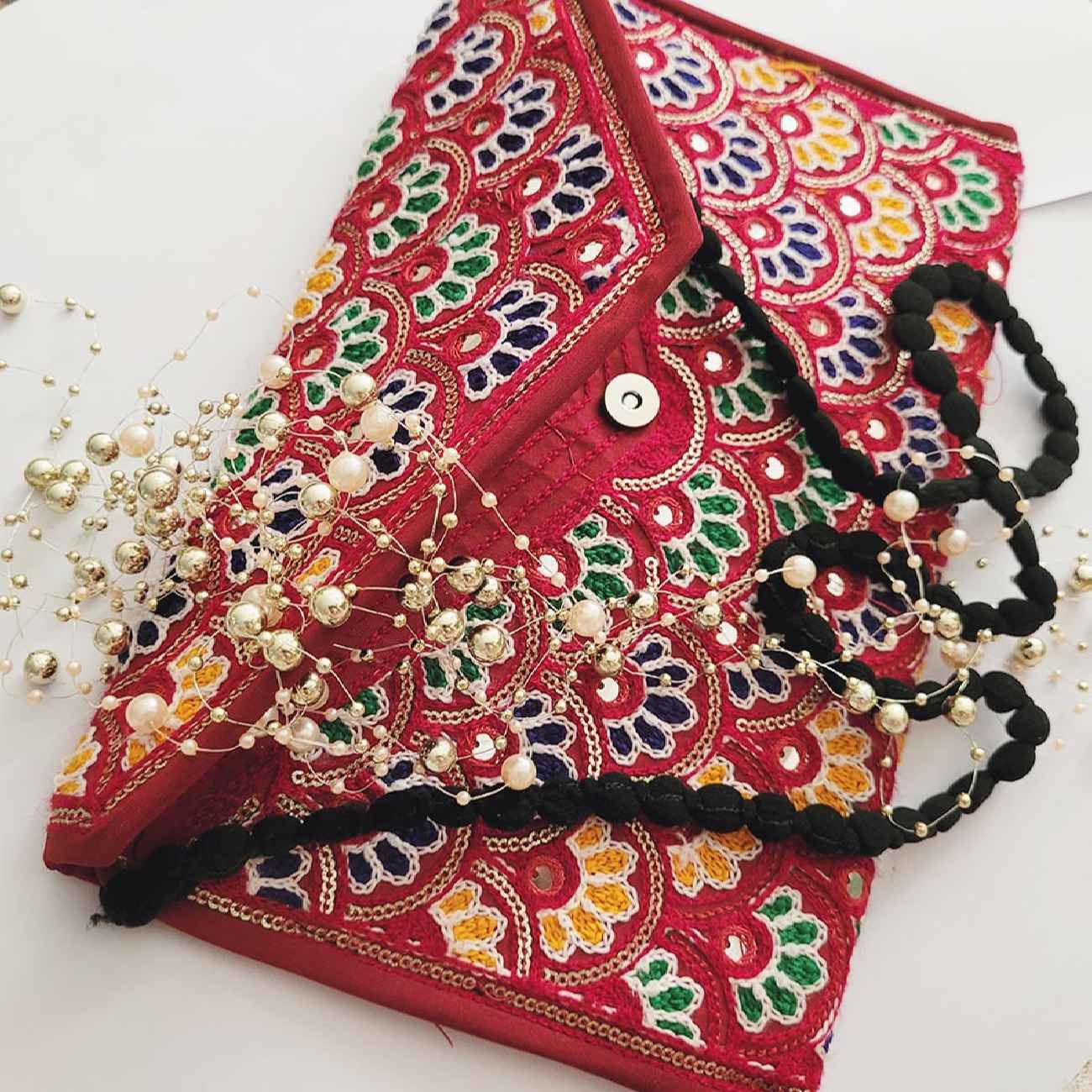 Handgefertigte persische Damen-Clutch – Suzani-Stickerei im traditionellen Stil