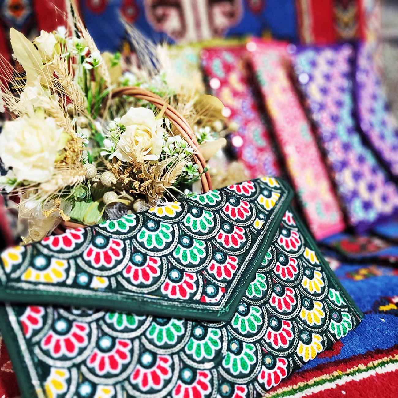 Handgefertigte persische Damen-Clutch – Suzani-Stickerei im traditionellen Stil