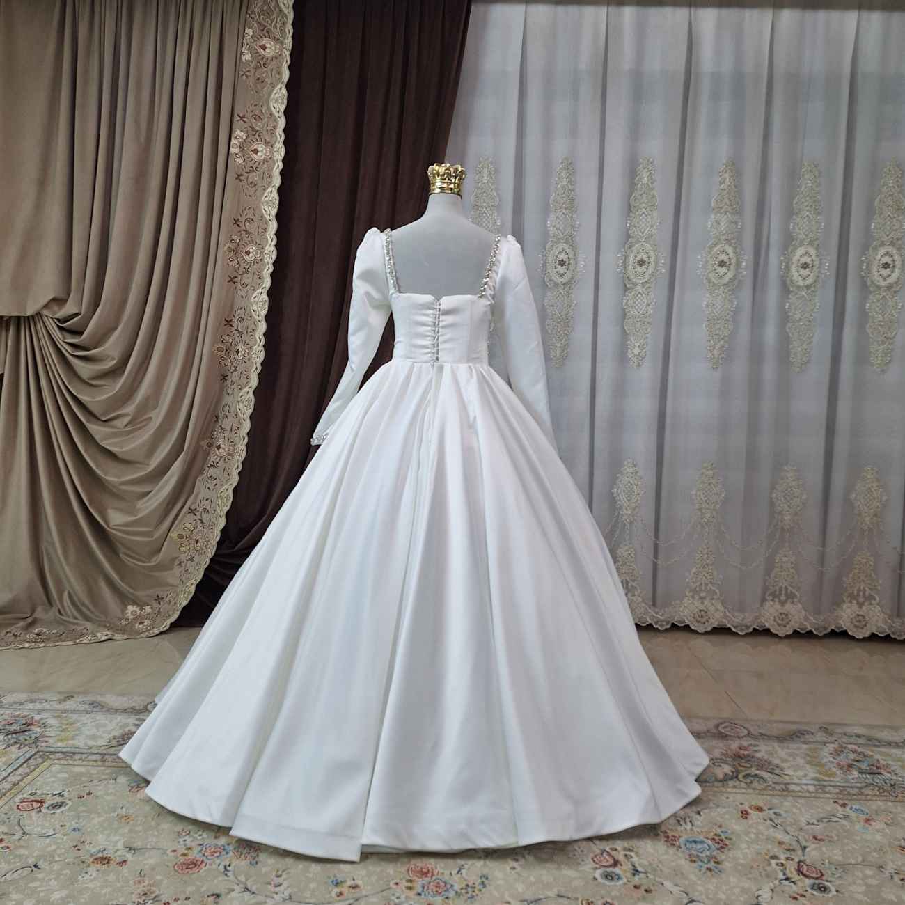 Persisches Hochzeitskleid mit langen Ärmeln – Arabischer Stil mit Kristalldesign