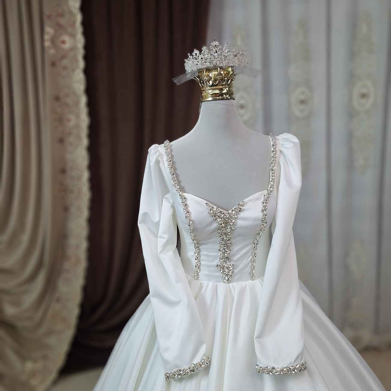 Persisches Hochzeitskleid mit langen Ärmeln – Arabischer Stil mit Kristalldesign