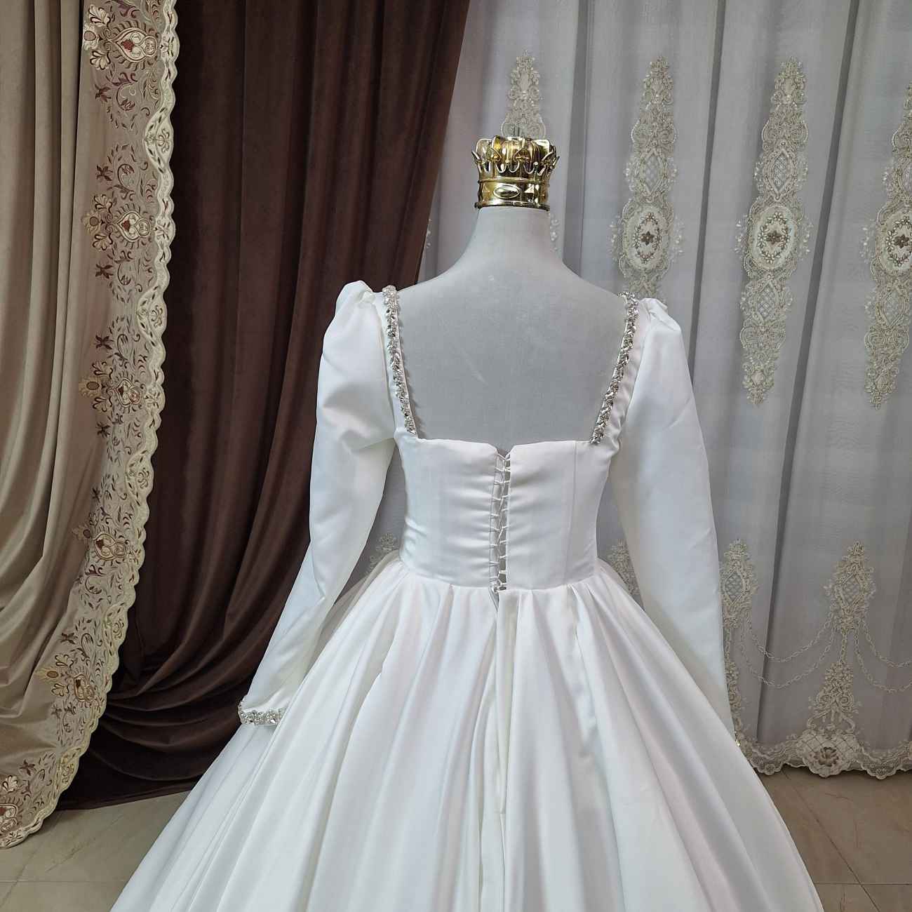 Persisches Hochzeitskleid mit langen Ärmeln – Arabischer Stil mit Kristalldesign