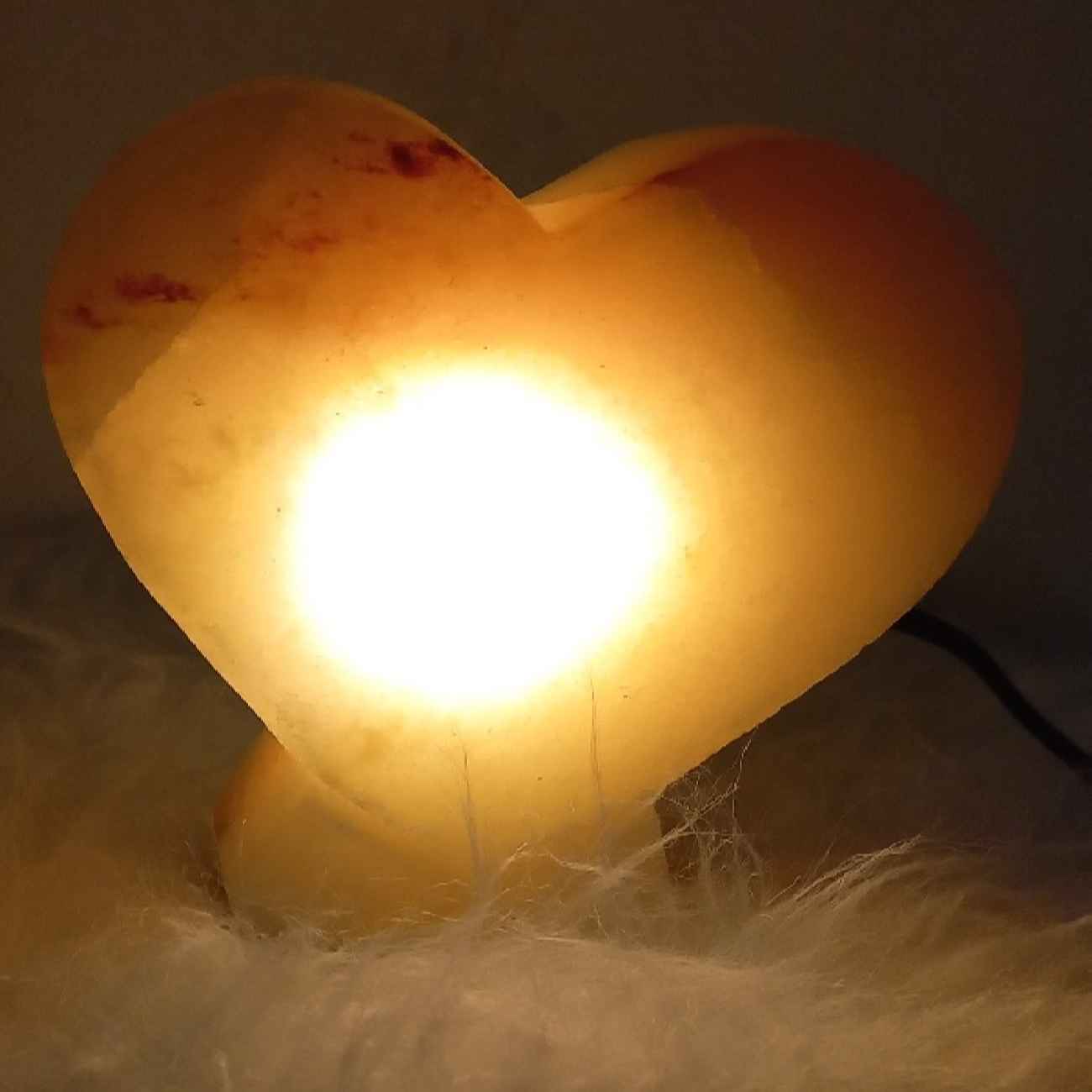 Persische Salzkristalllampe – Love-Modell, ideal für Meditation und Entspannung.