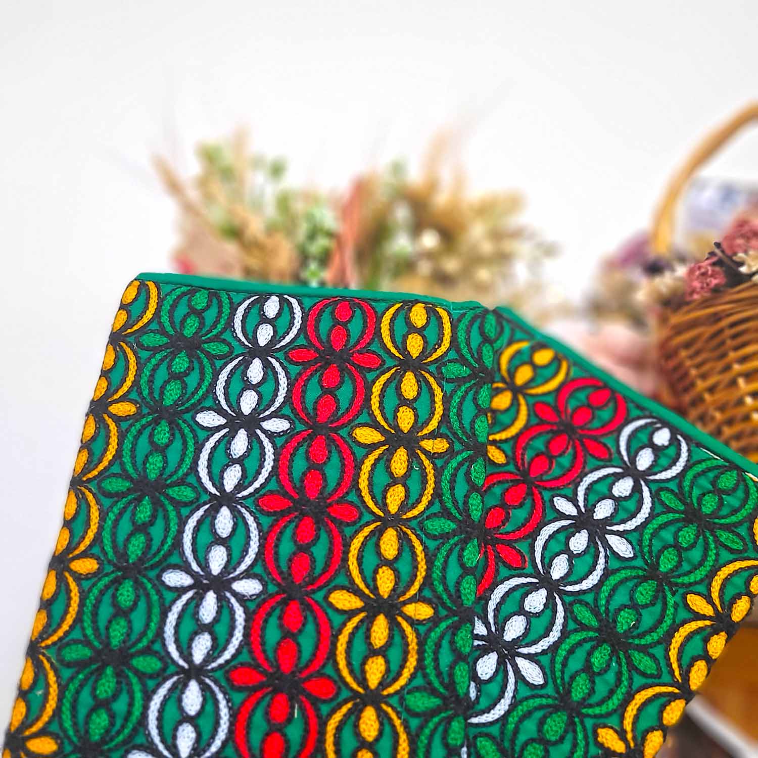 Traditionelle persische Damen-Clutch – Suzani-Stickerei in Grün