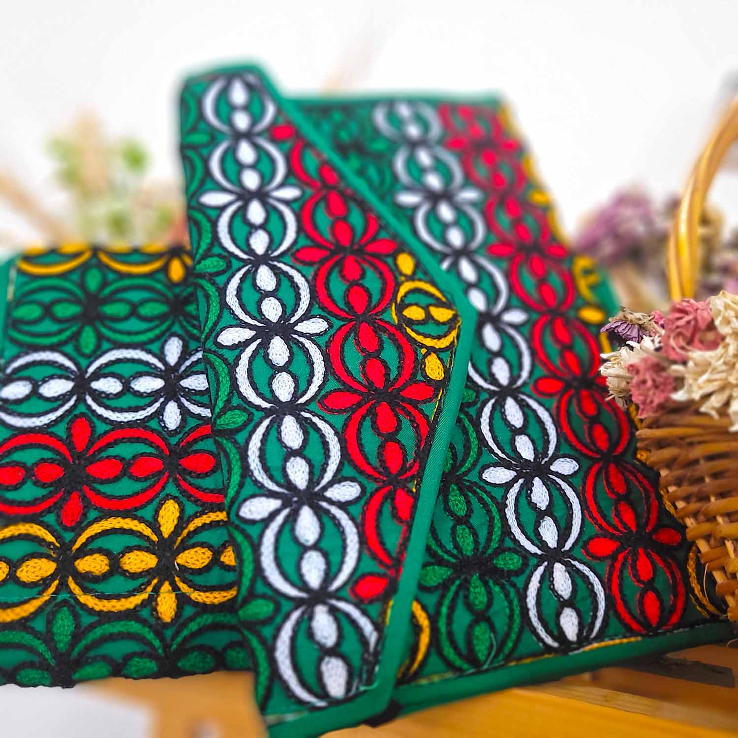 Traditionelle persische Damen-Clutch – Suzani-Stickerei in Grün