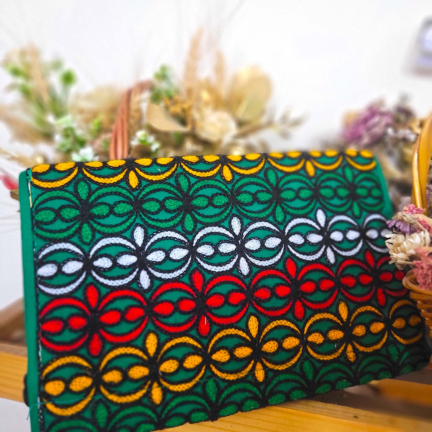 Traditionelle persische Damen-Clutch – Suzani-Stickerei in Grün