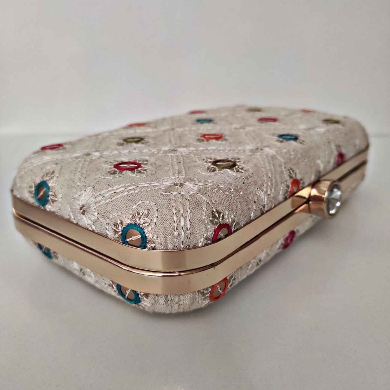 Persische Damen-Clutch – Suzani-Stickerei in Gold, geeignet für Feier & Party