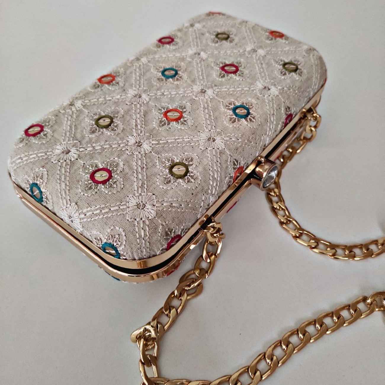 Persische Damen-Clutch – Suzani-Stickerei in Gold, geeignet für Feier & Party