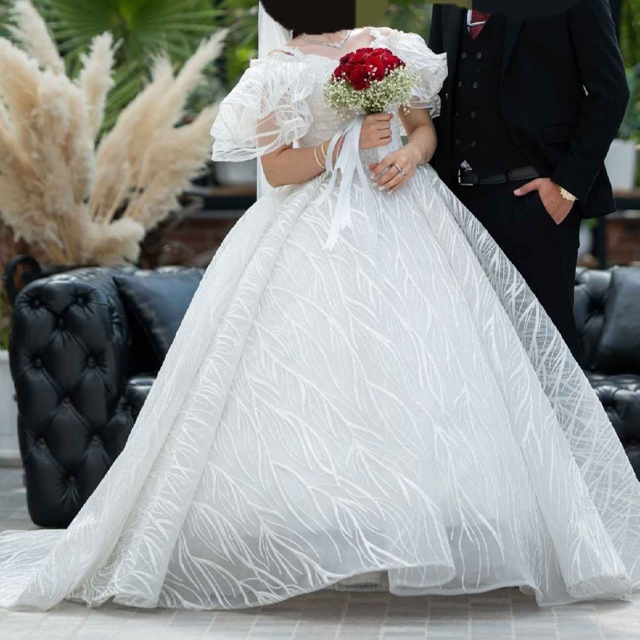 Hochzeitskleid vollständig mit Kristallen verziert – Fließend, bequem und wunderschön