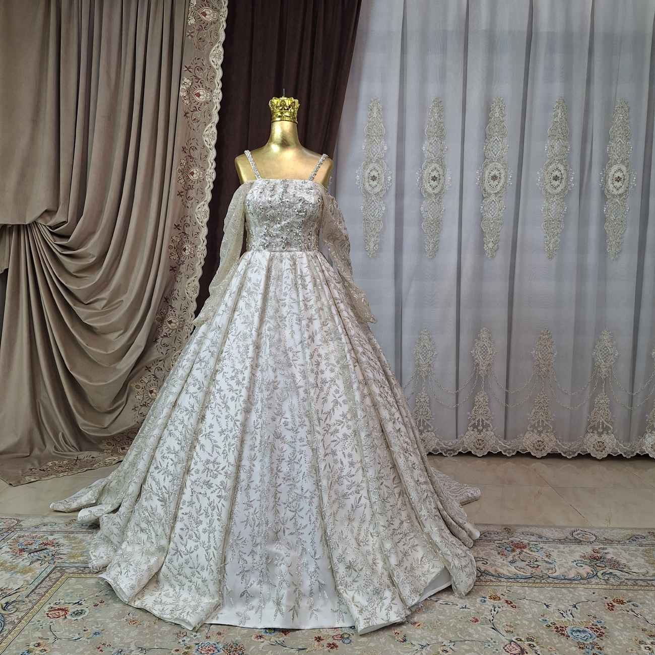 Kurzärmliges Stufenkleid für Damen mit V-Ausschnitt