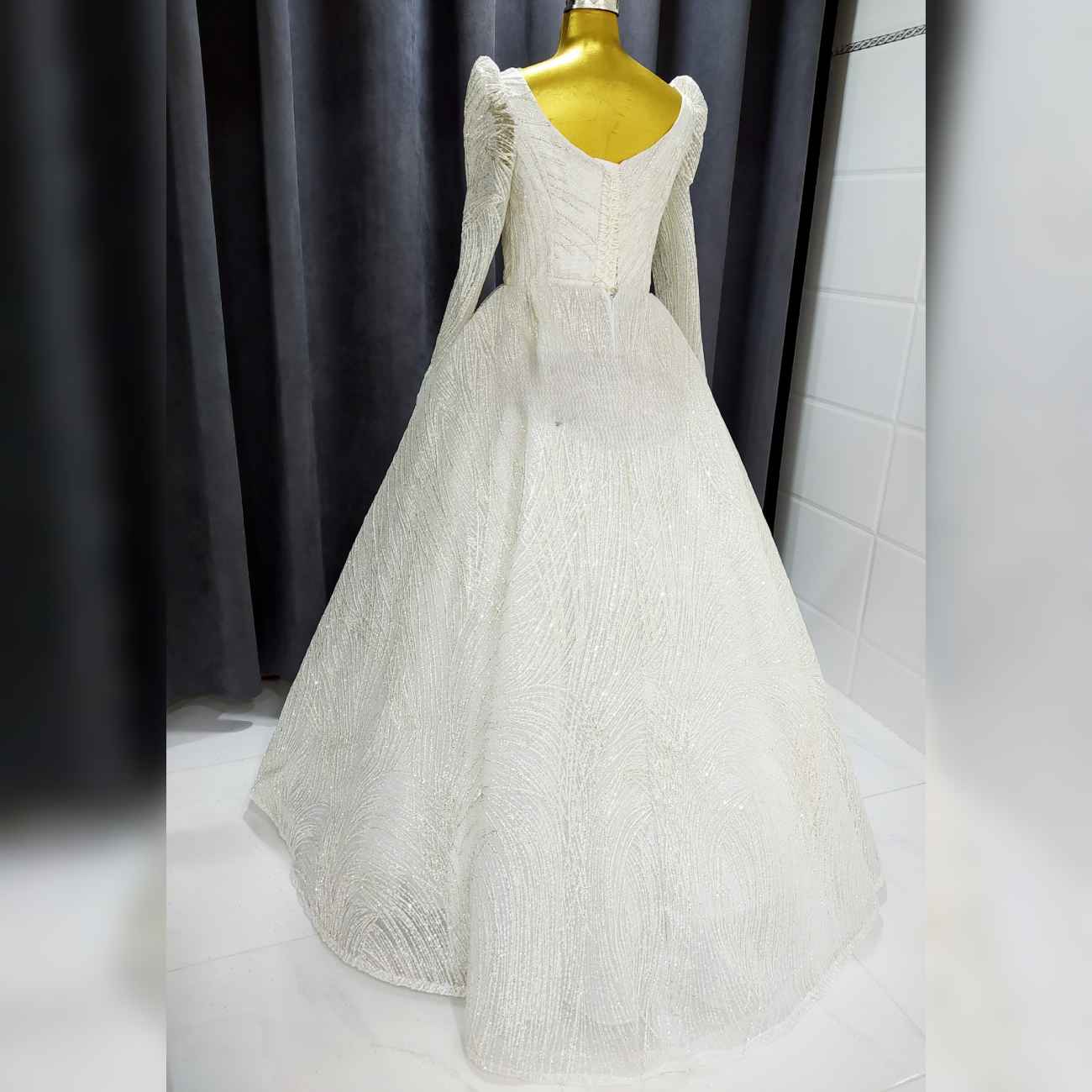 Hochzeitskleid mit plissiertem Rock und Prinzessinnenärmeln – Exquisit und stilvoll