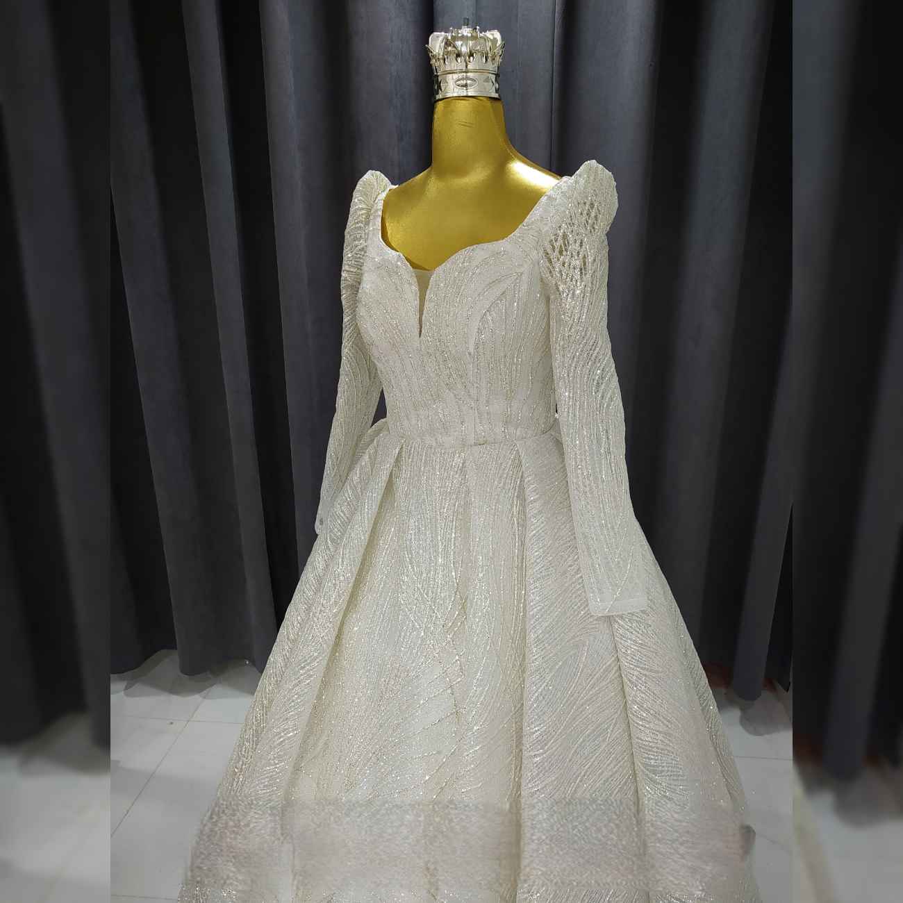 Hochzeitskleid mit plissiertem Rock und Prinzessinnenärmeln – Exquisit und stilvoll