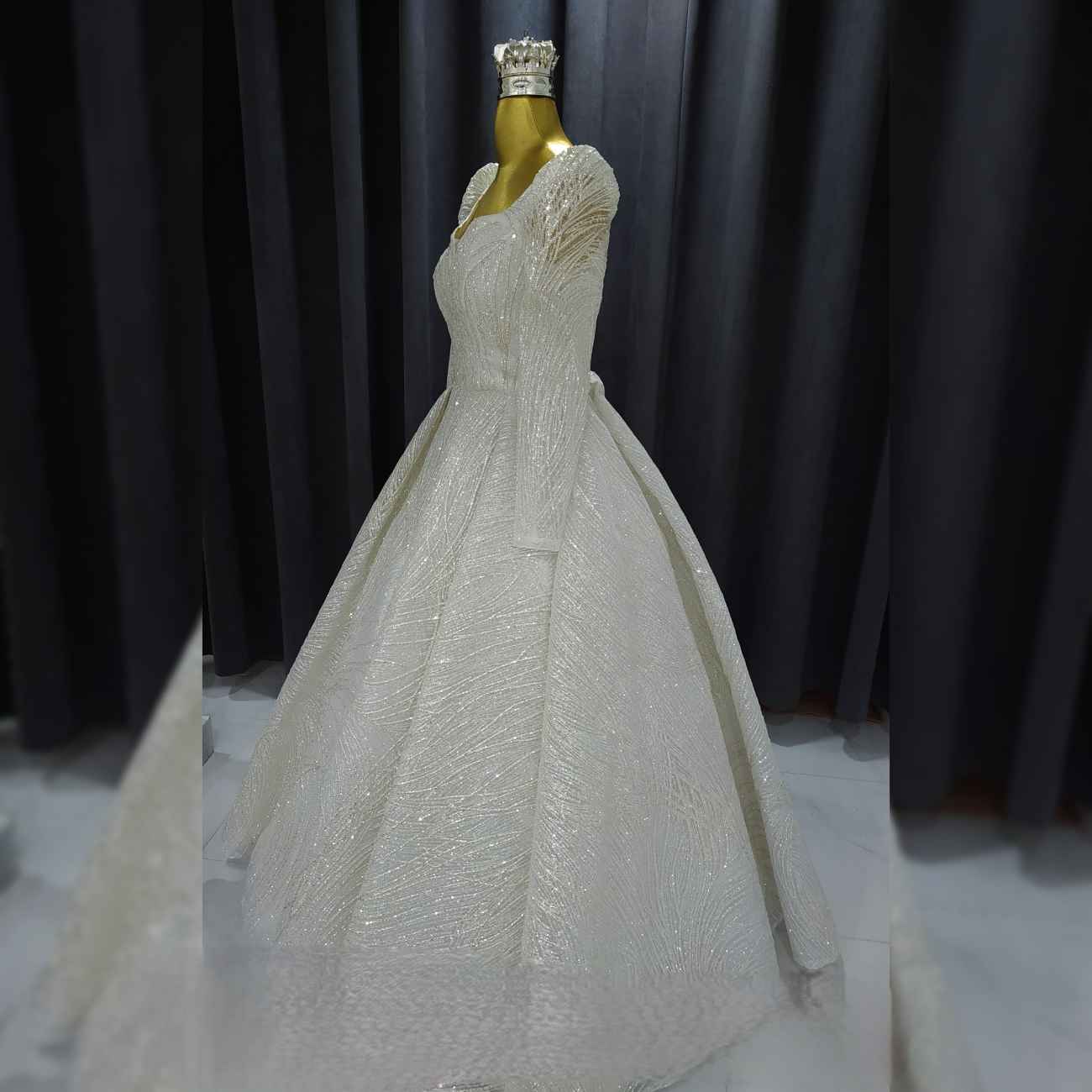 Hochzeitskleid mit plissiertem Rock und Prinzessinnenärmeln – Exquisit und stilvoll