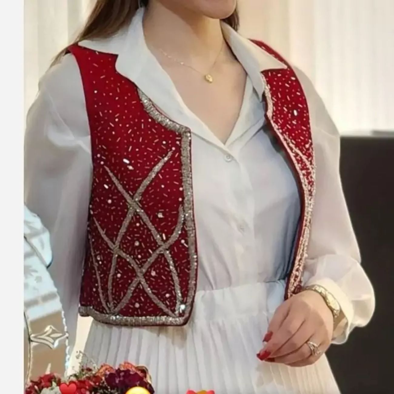 Kurdisches Kleid mit Schmuck-Stickerei – Tradition trifft Glamour