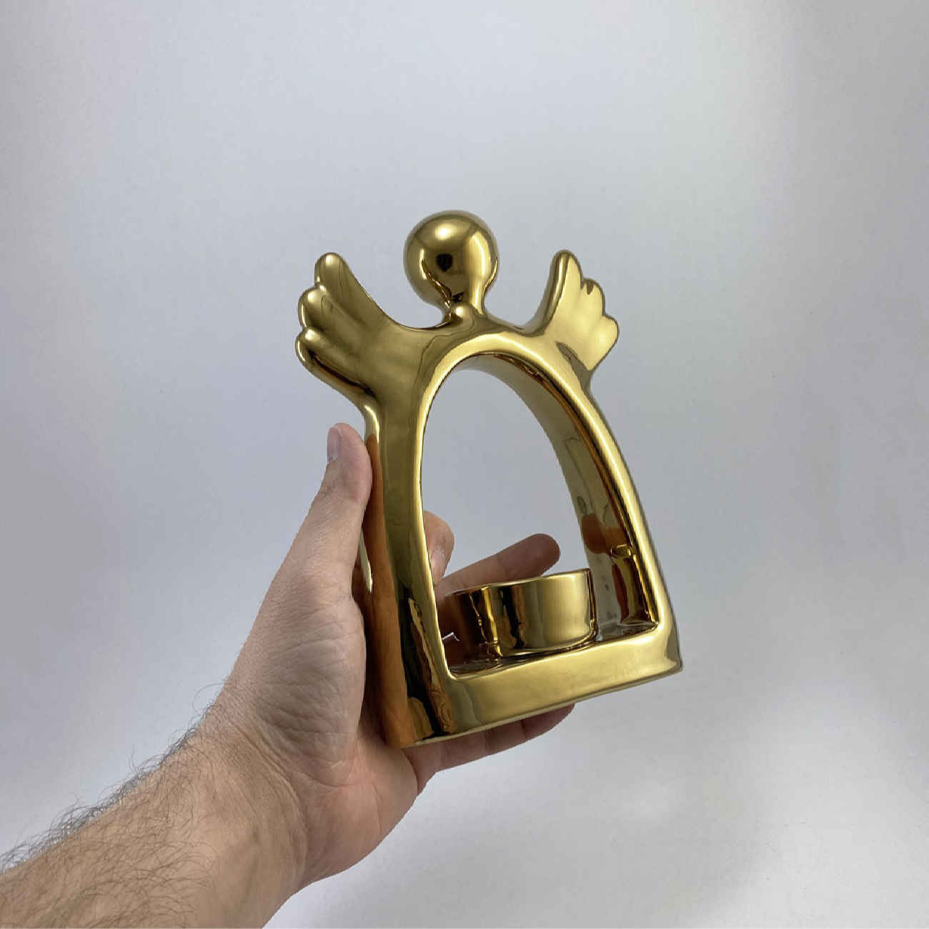 Dekorativer Kerzenhalter aus Keramik mit Engel-Design in Gold