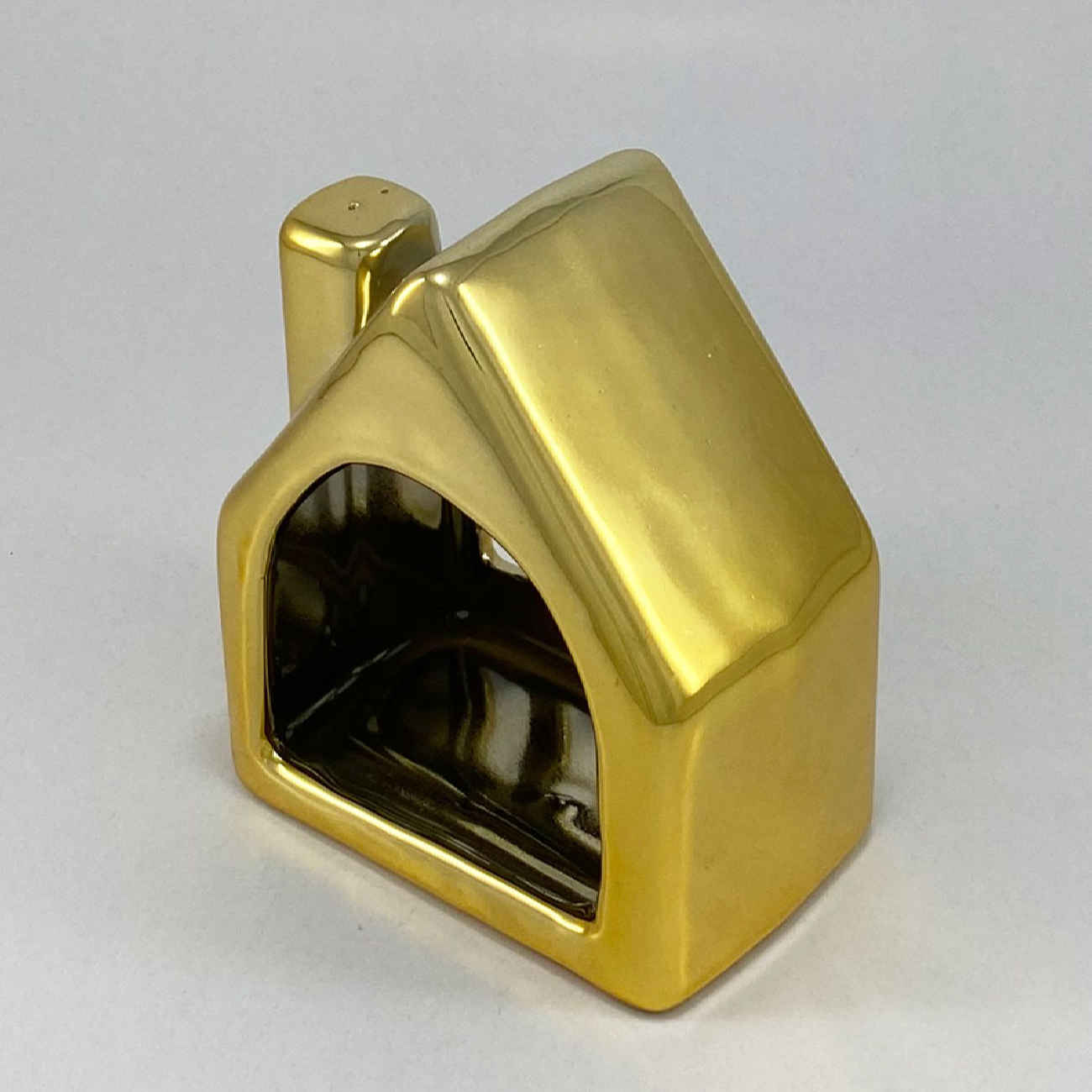 Dekorativer Kerzenhalter aus Keramik mit Häuschendesign in Gold
