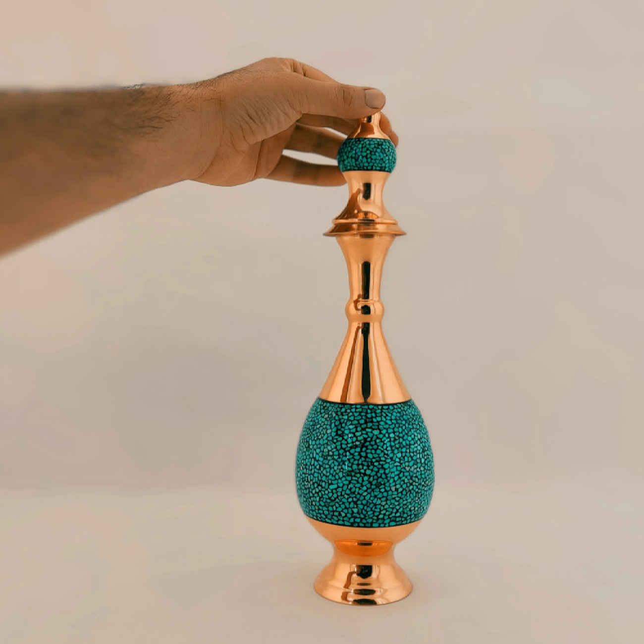 Dekorative Kupferflasche – Handgefertigt von persischen Kunsthandwerkern mit Türkiseinlage