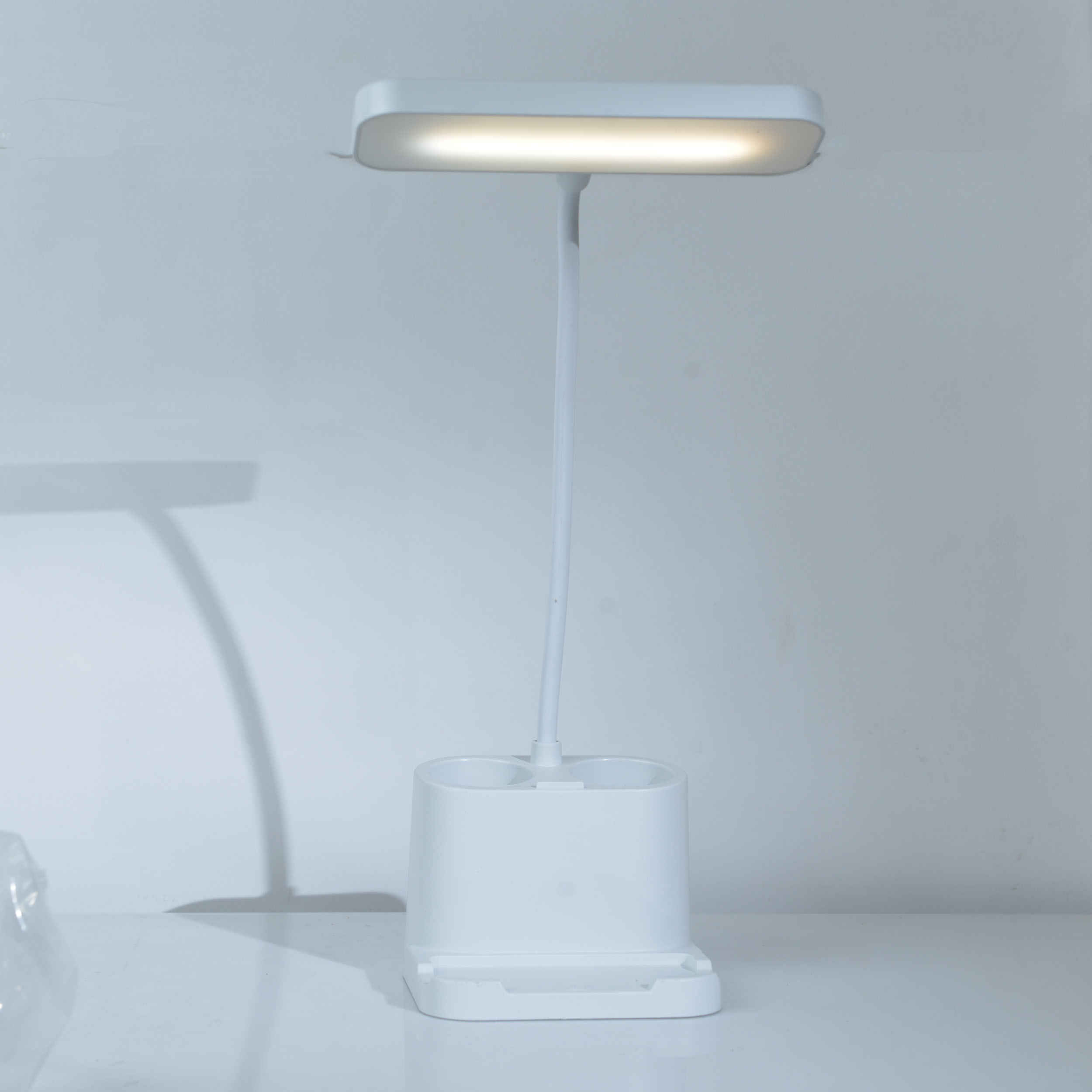 Schreibtischlampe mit Organizer – Funktionale Beleuchtung für jedes Arbeitsumfeld