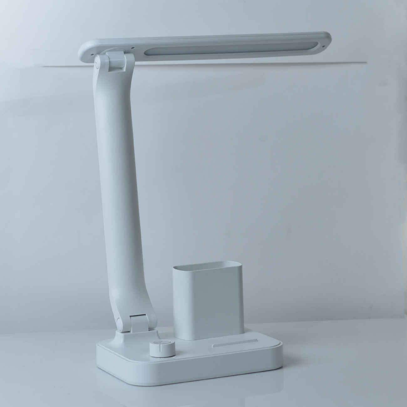 Schreibtischlampe mit Aufbewahrung – Licht und Stauraum, ideal für Büro und Studium