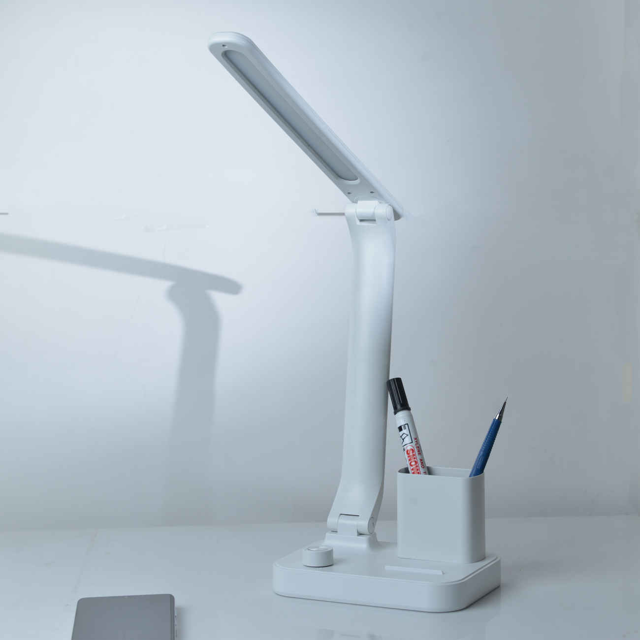 Schreibtischlampe mit Aufbewahrung – Licht und Stauraum, ideal für Büro und Studium