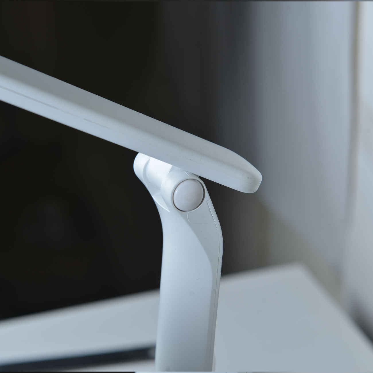 Schreibtischlampe mit Aufbewahrung – Licht und Stauraum, ideal für Büro und Studium