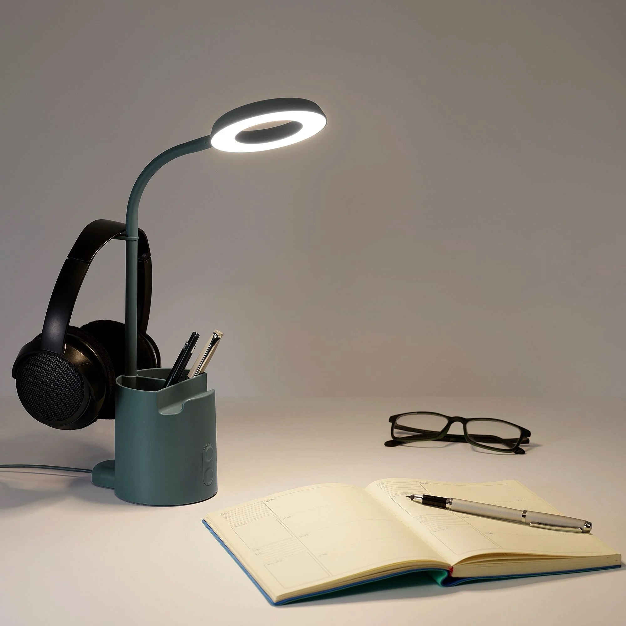 Schreibtischlampe mit Organizer – Licht, Stauraum & Stil für jedes Arbeitsumfeld