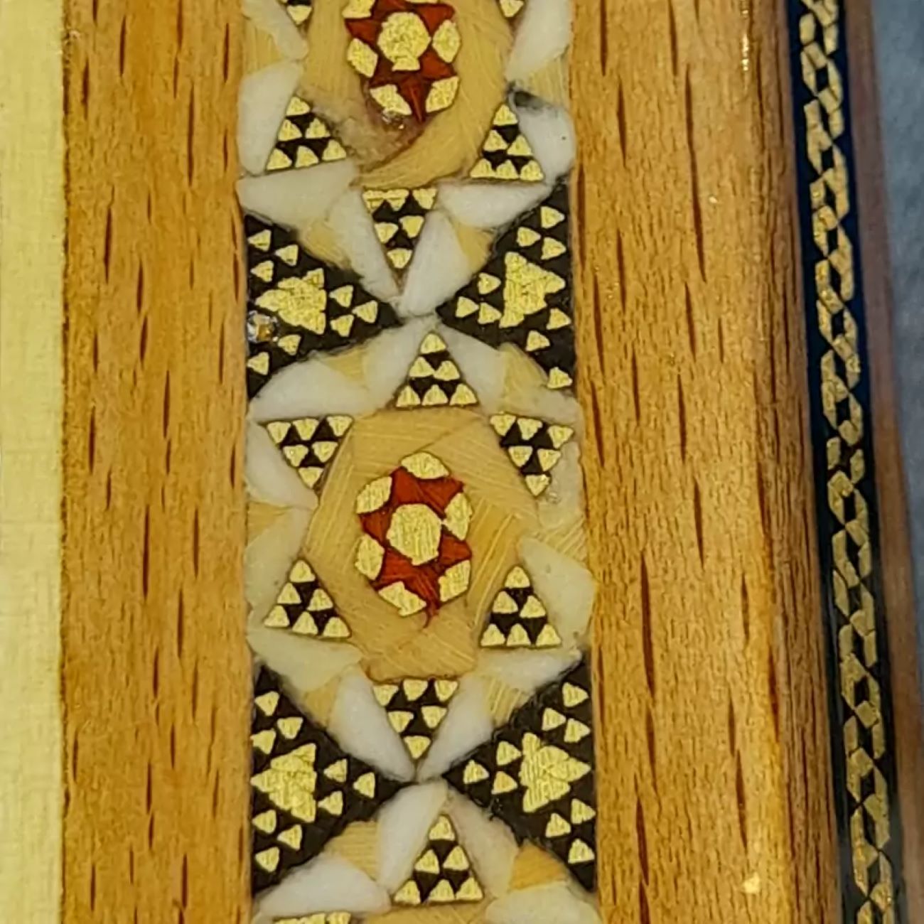 Khatamkari Visitenkartenhalter mit floralem Design – Zubehör und Geschenk, Modell Tazhib