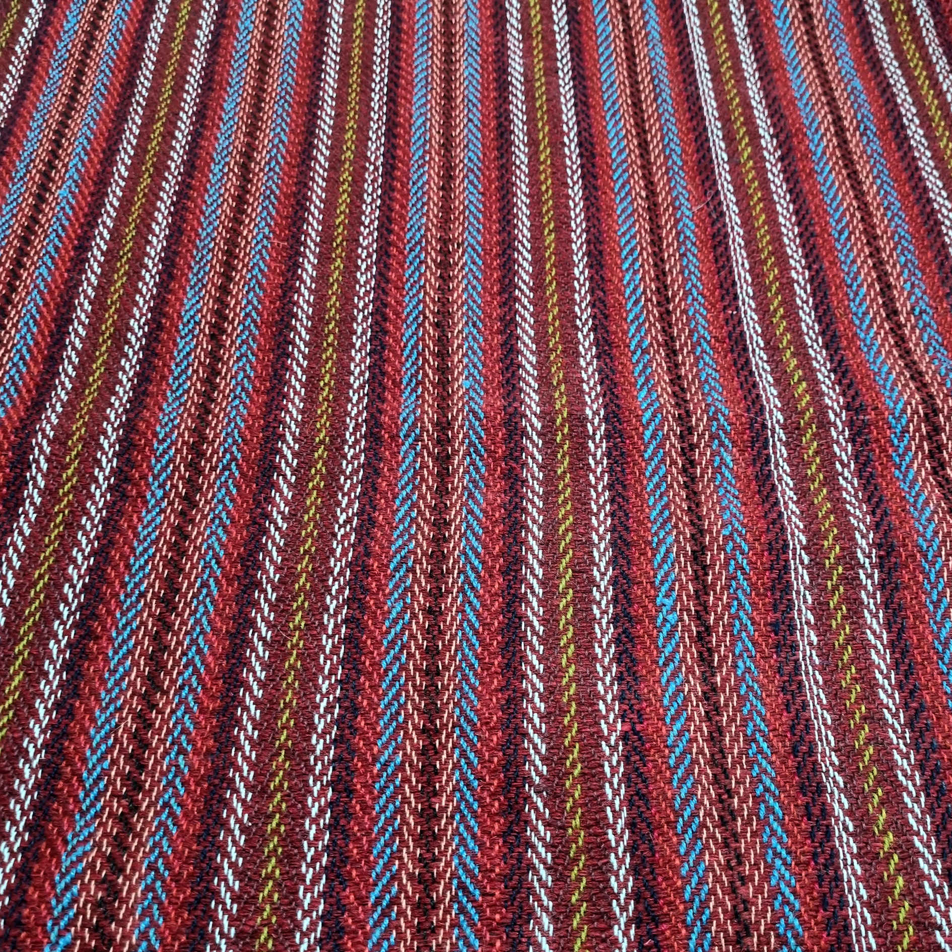 Persischer Jajim-Teppich – Flachgewebt aus Arak, traditionell gestreift in Karmesinrot