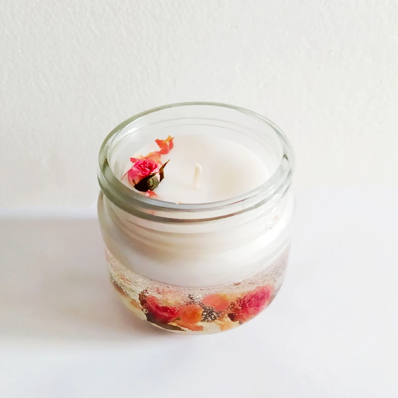 Duftkerze im Glas – Entspannung & jede Gelegenheit mit Rosenblütendesign