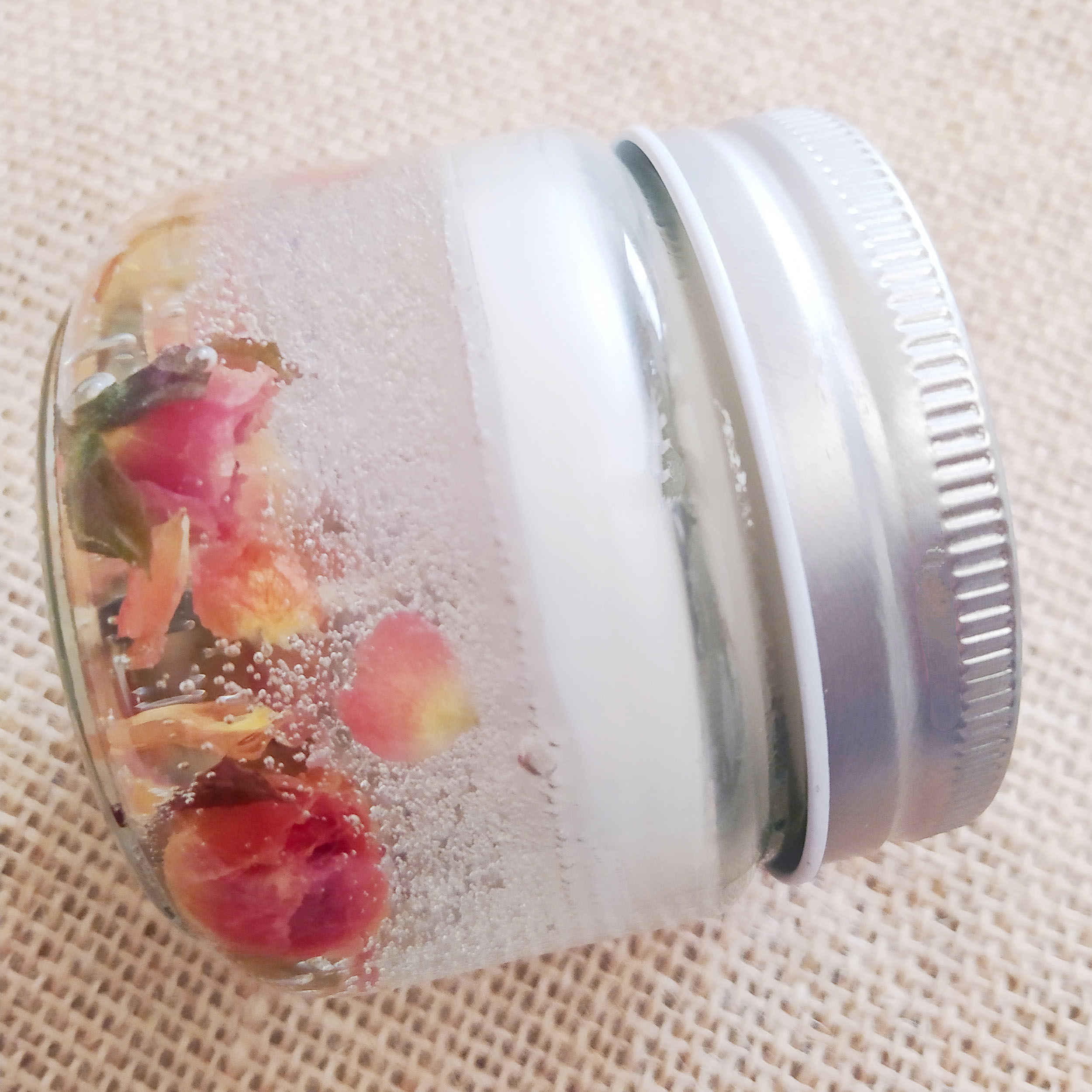 Duftkerze im Glas – Entspannung & jede Gelegenheit mit Rosenblütendesign