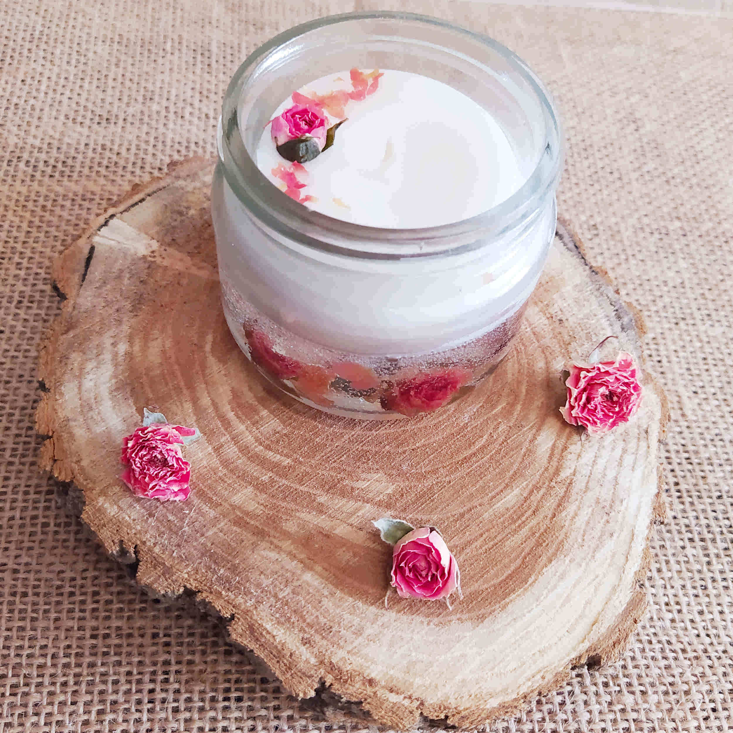 Duftkerze im Glas – Entspannung & jede Gelegenheit mit Rosenblütendesign