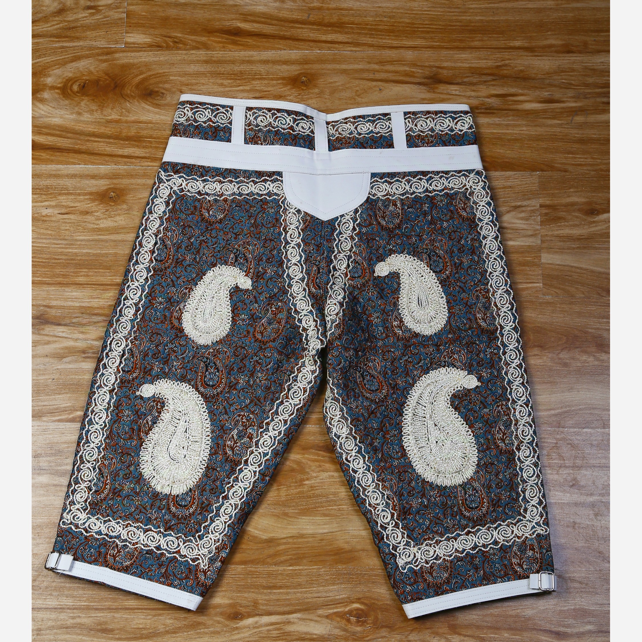 Traditionelle persische Zoorkhaneh-Sportbekleidung mit Paisley-Muster