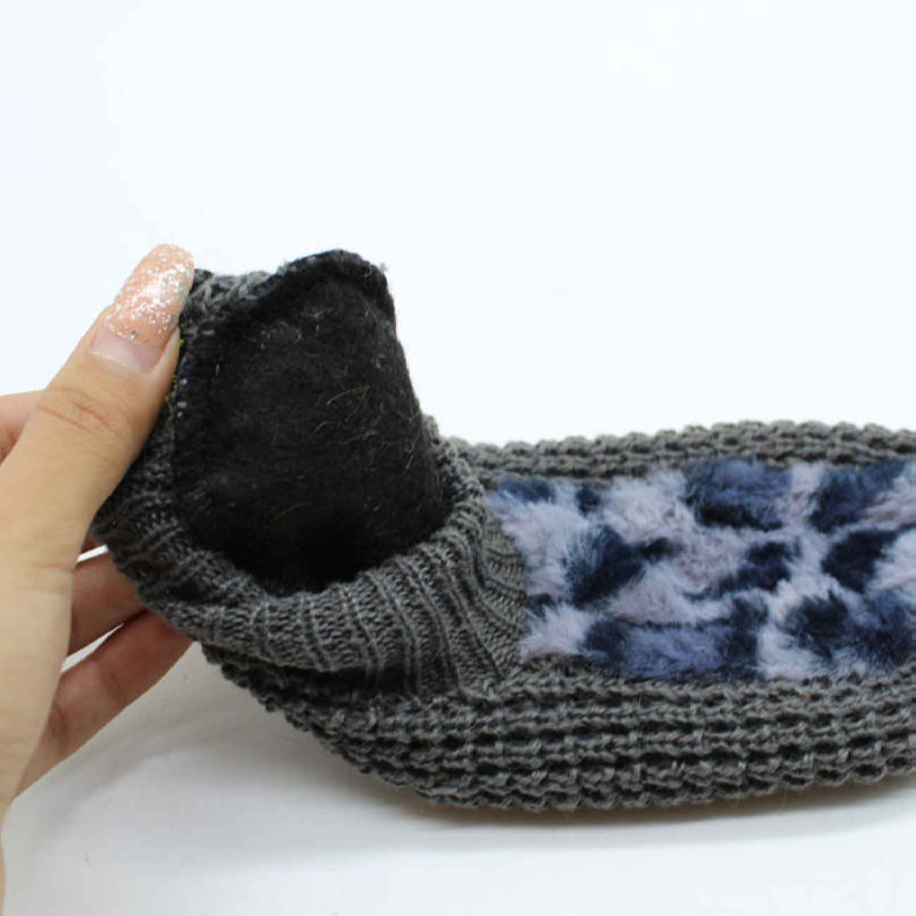 Damen-Häkelhausschuhe Nikta – Wintergeeignet mit Leopardenmuster in Grau