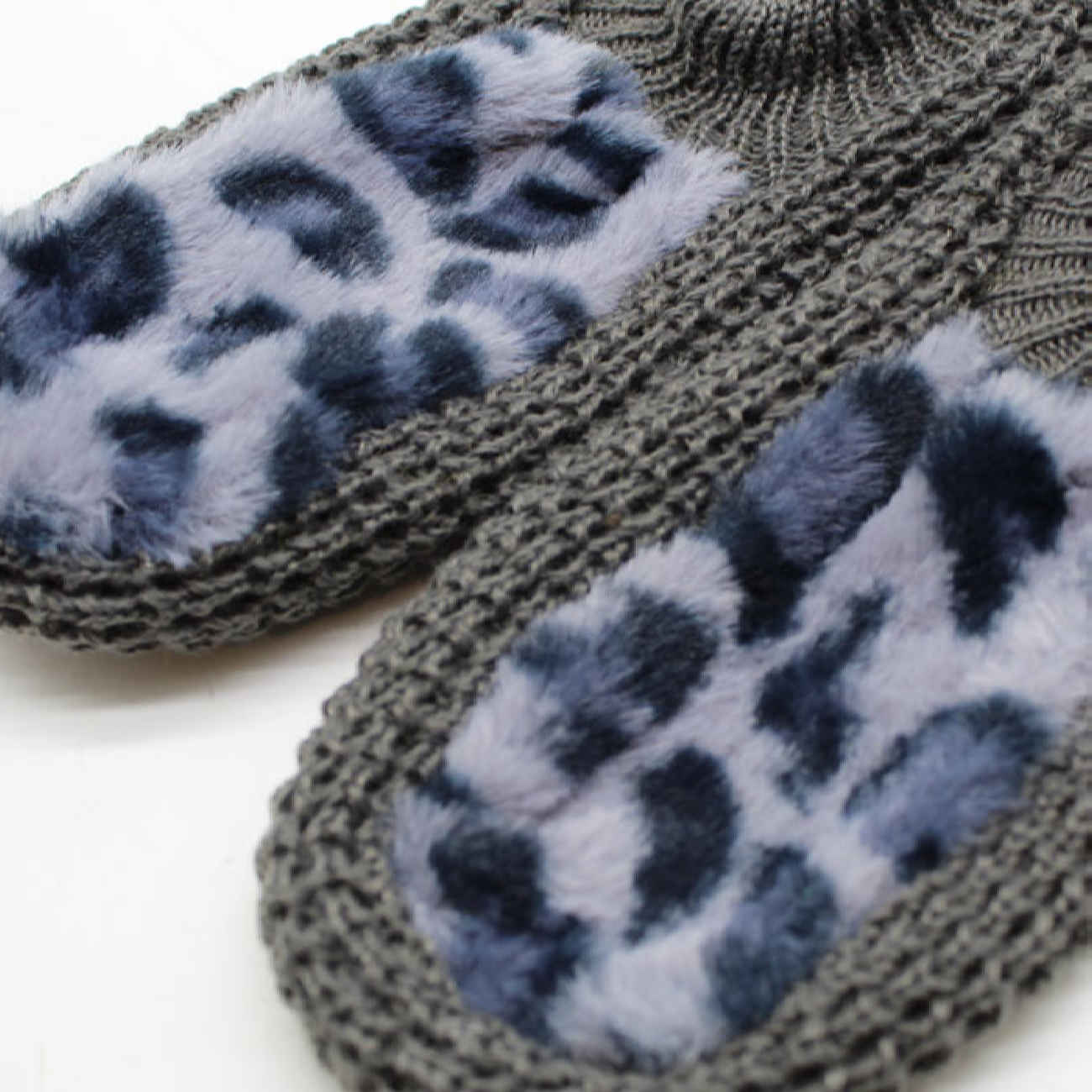 Damen-Häkelhausschuhe Nikta – Wintergeeignet mit Leopardenmuster in Grau