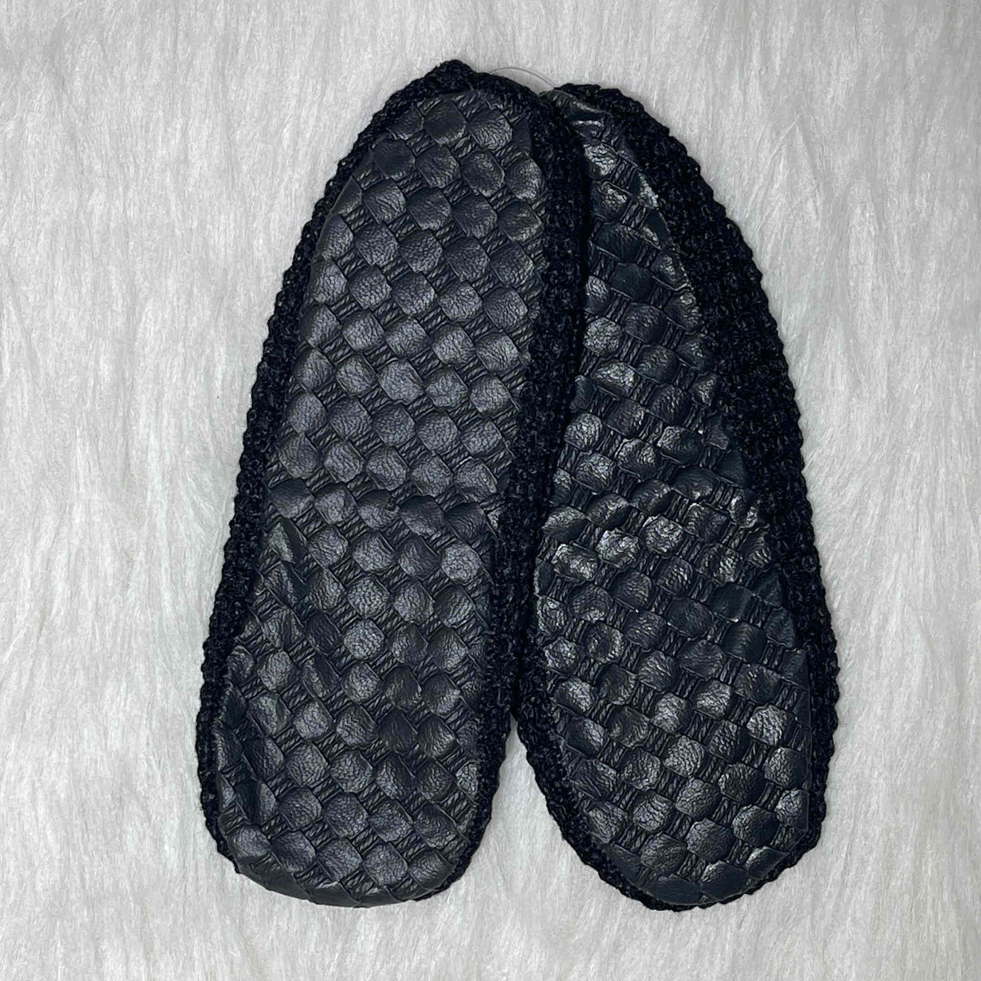 Damen-Häkelhausschuhe – Wintergeeignet mit Ledersohle in Schwarz