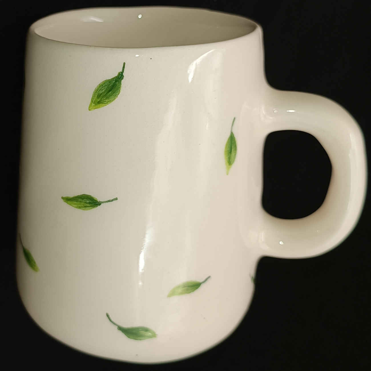 Künstlerische Keramiktasse – Perfekt zum Verschenken und Sammeln mit Mädchendesign