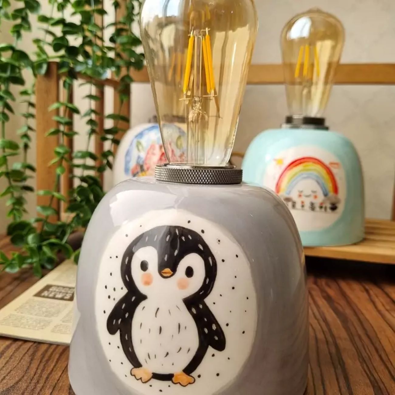 Künstlerische Eleganz – Handgezeichnete Tischlampe mit einzigartigem Design