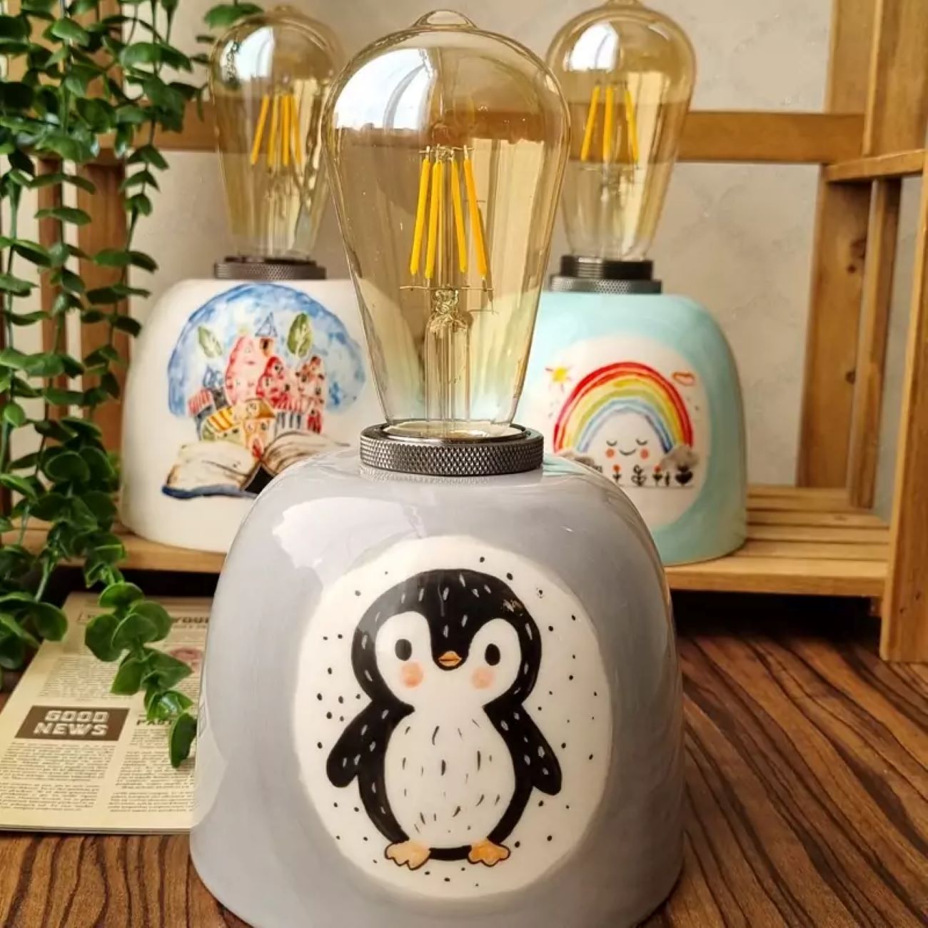 Künstlerische Eleganz – Handgezeichnete Tischlampe mit einzigartigem Design