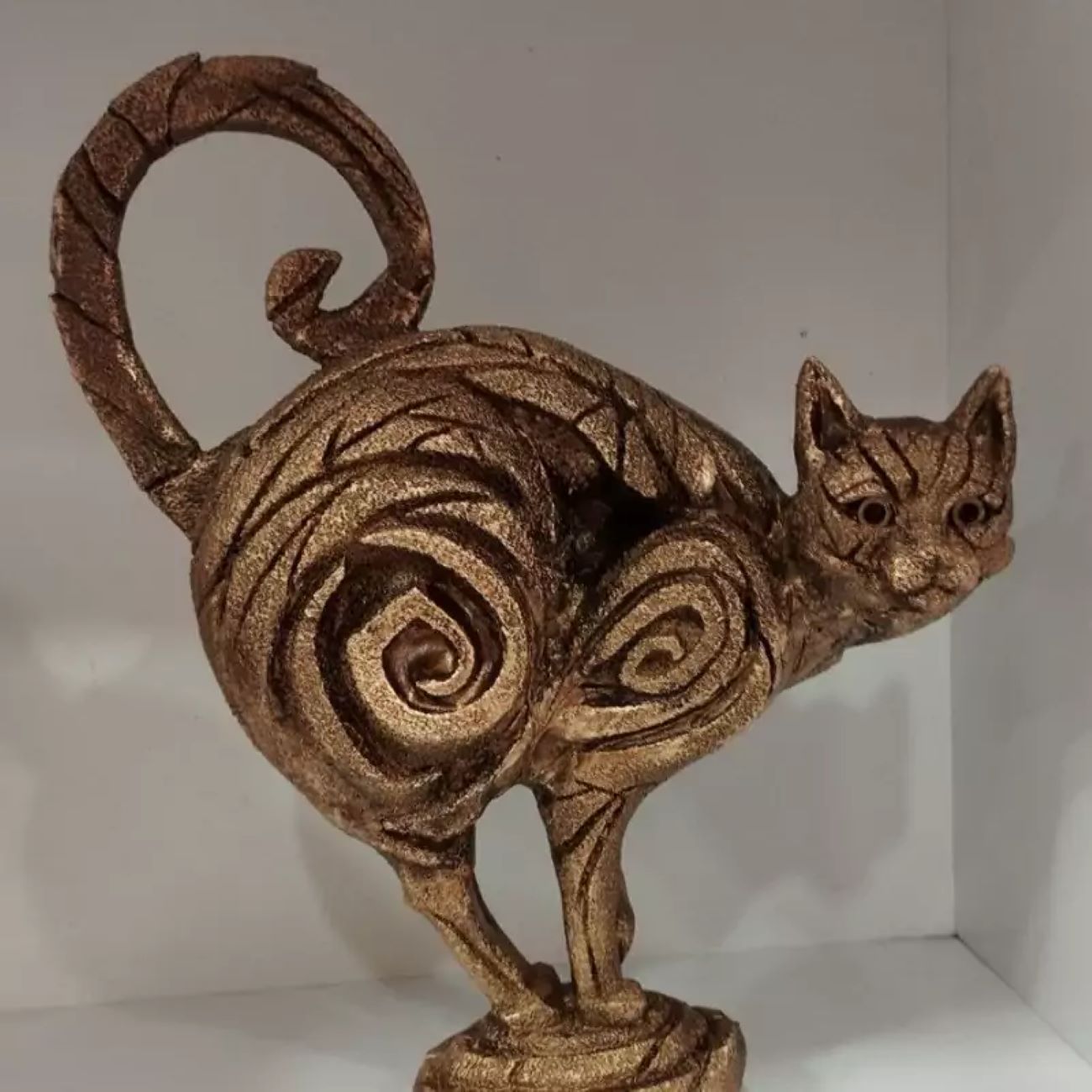 Katzen-Skulptur im Origami-Design – Eine atemberaubende Tierfigur