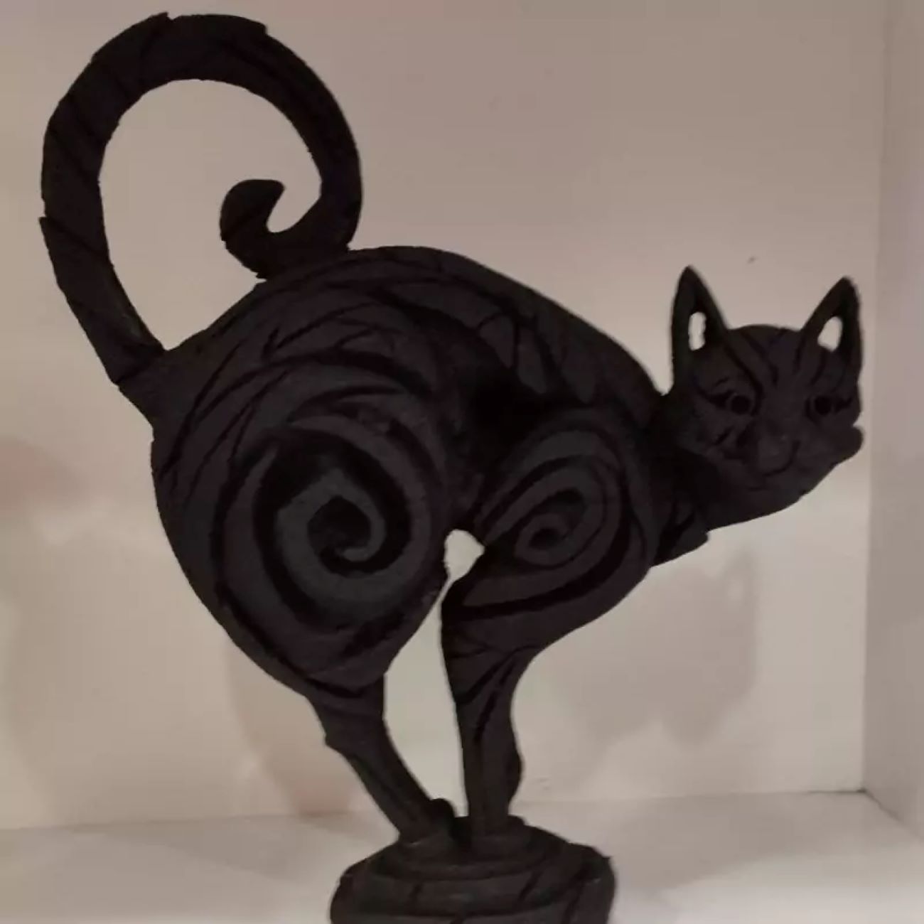 Katzen-Skulptur im Origami-Design – Eine atemberaubende Tierfigur