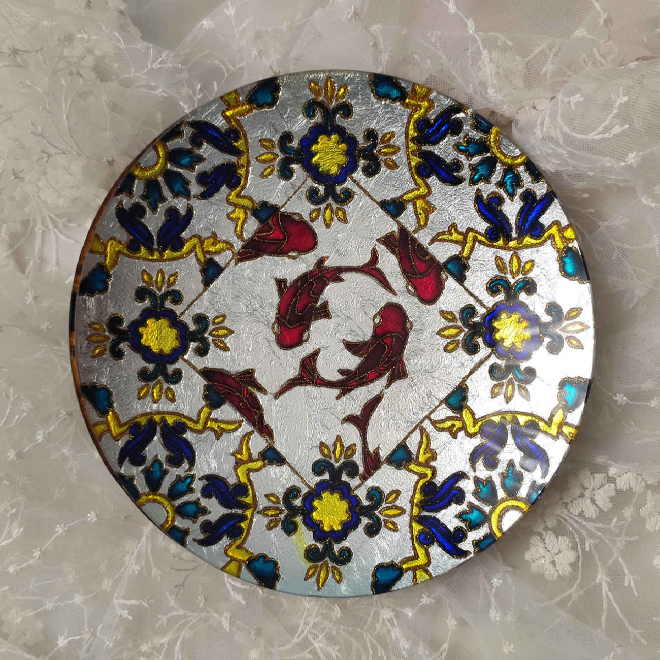 Dekorativer Glas-Teller – Handgemalt mit vitreoser Kunst & Teich-Design