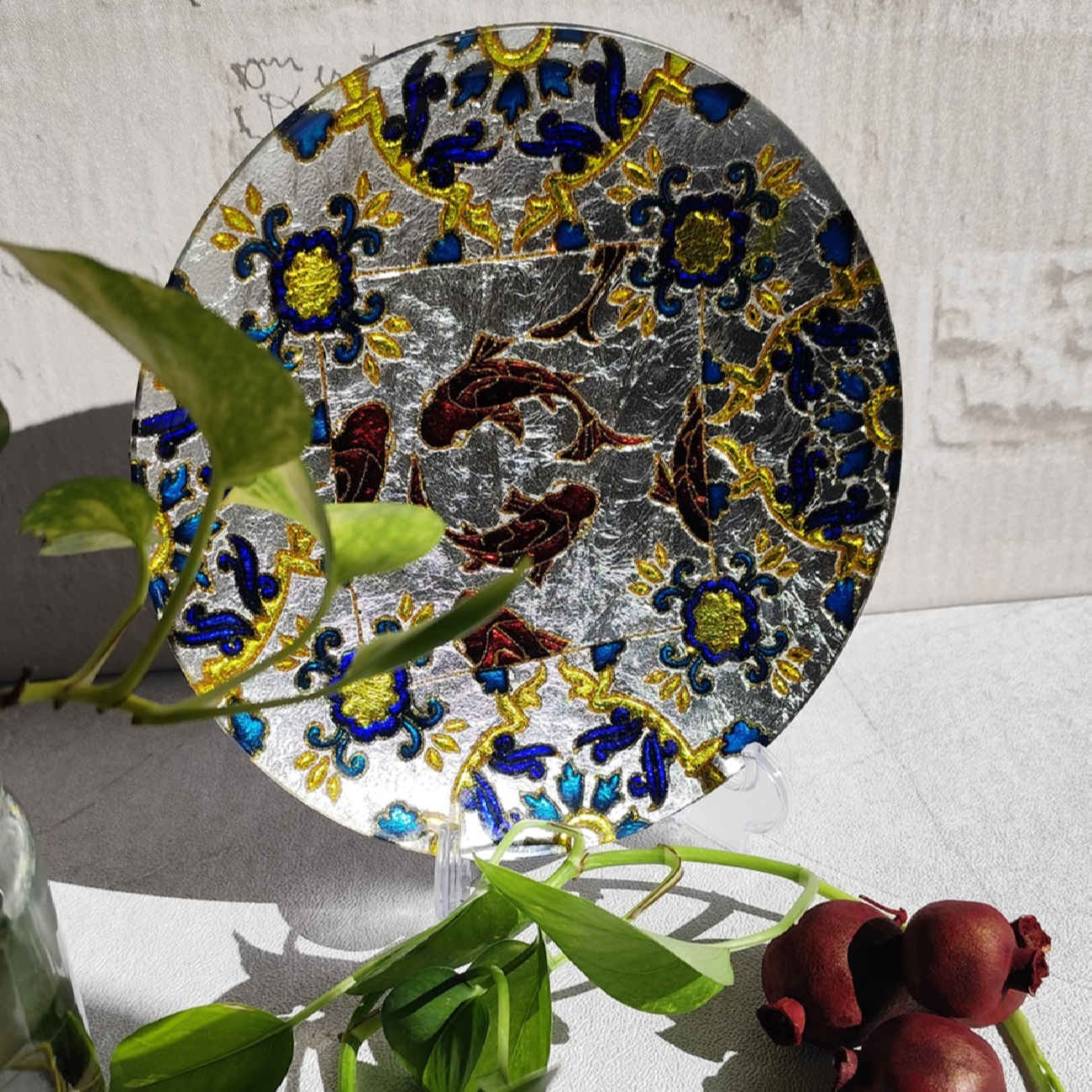 Dekorativer Glas-Teller – Handgemalt mit vitreoser Kunst & Teich-Design