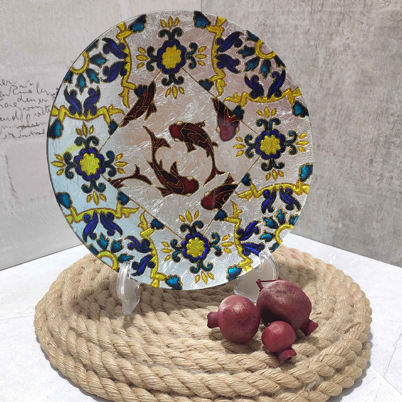 Dekorativer Glas-Teller – Handgemalt mit vitreoser Kunst & Teich-Design