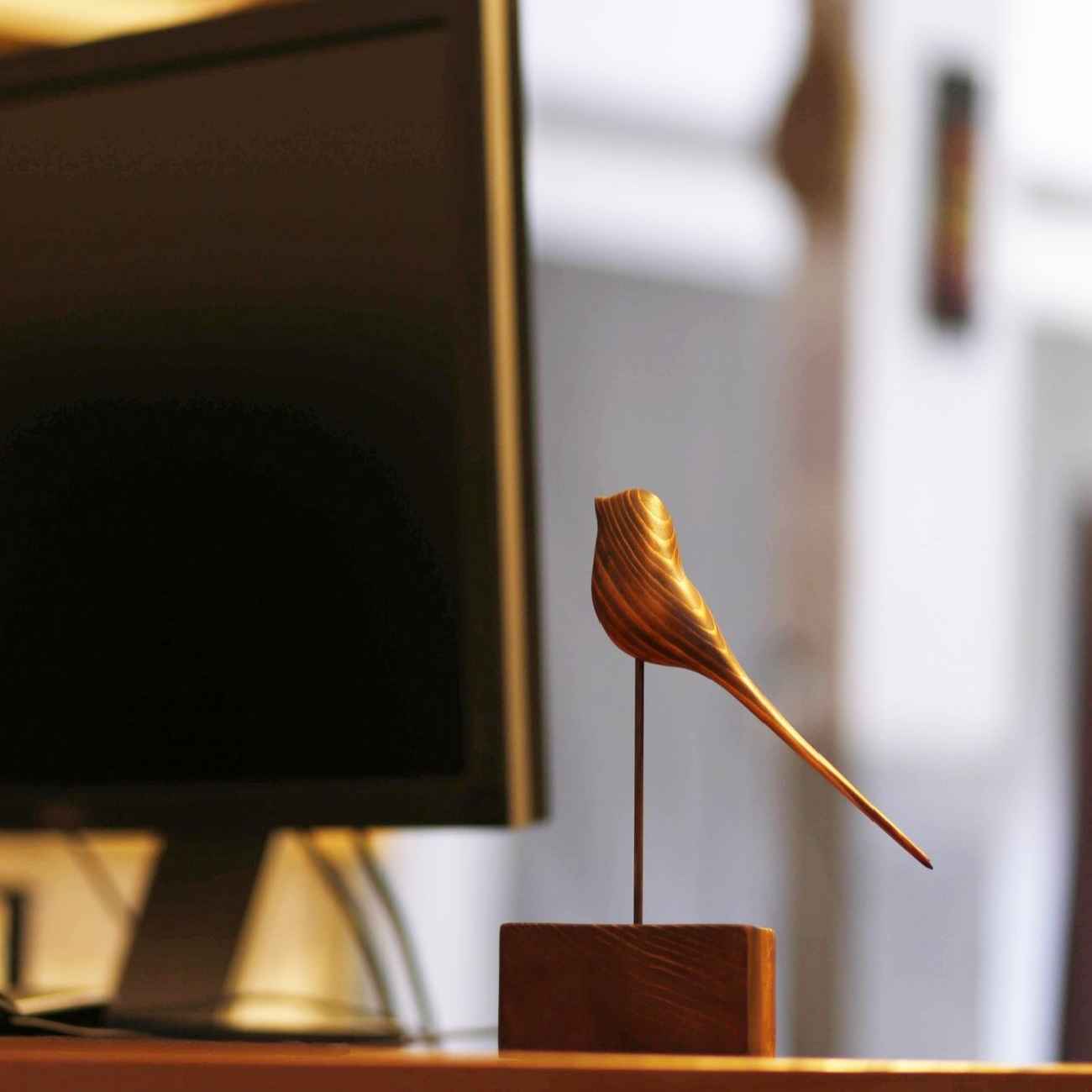 Dekorative Holz-Vogelfigur – Perfekt für rustikale und moderne Räume.