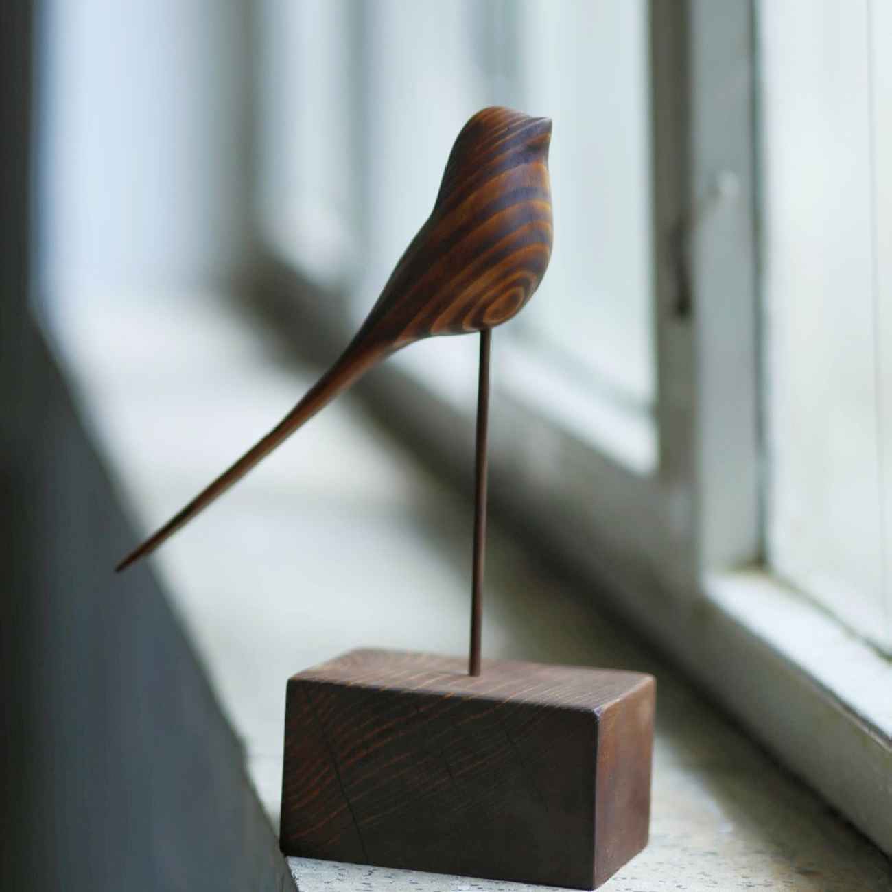 Dekorative Holz-Vogelfigur – Perfekt für rustikale und moderne Räume.