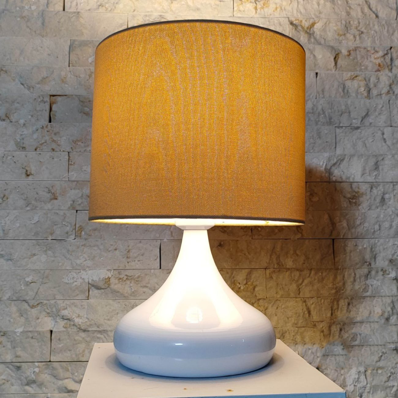Weiße Minimalistische Tischlampe – Stilvolle Beleuchtung für jeden Raum
