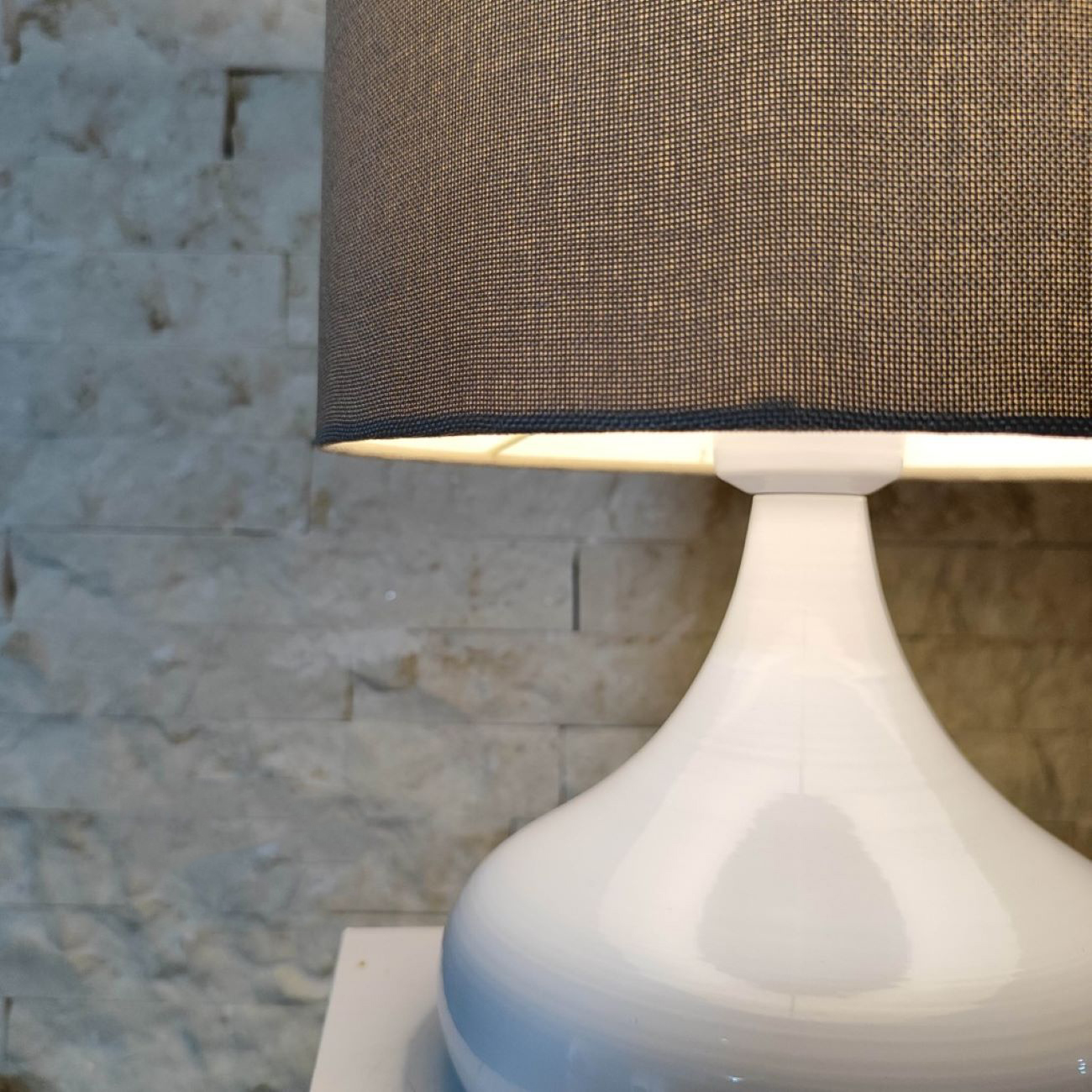 Weiße Minimalistische Tischlampe – Stilvolle Beleuchtung für jeden Raum
