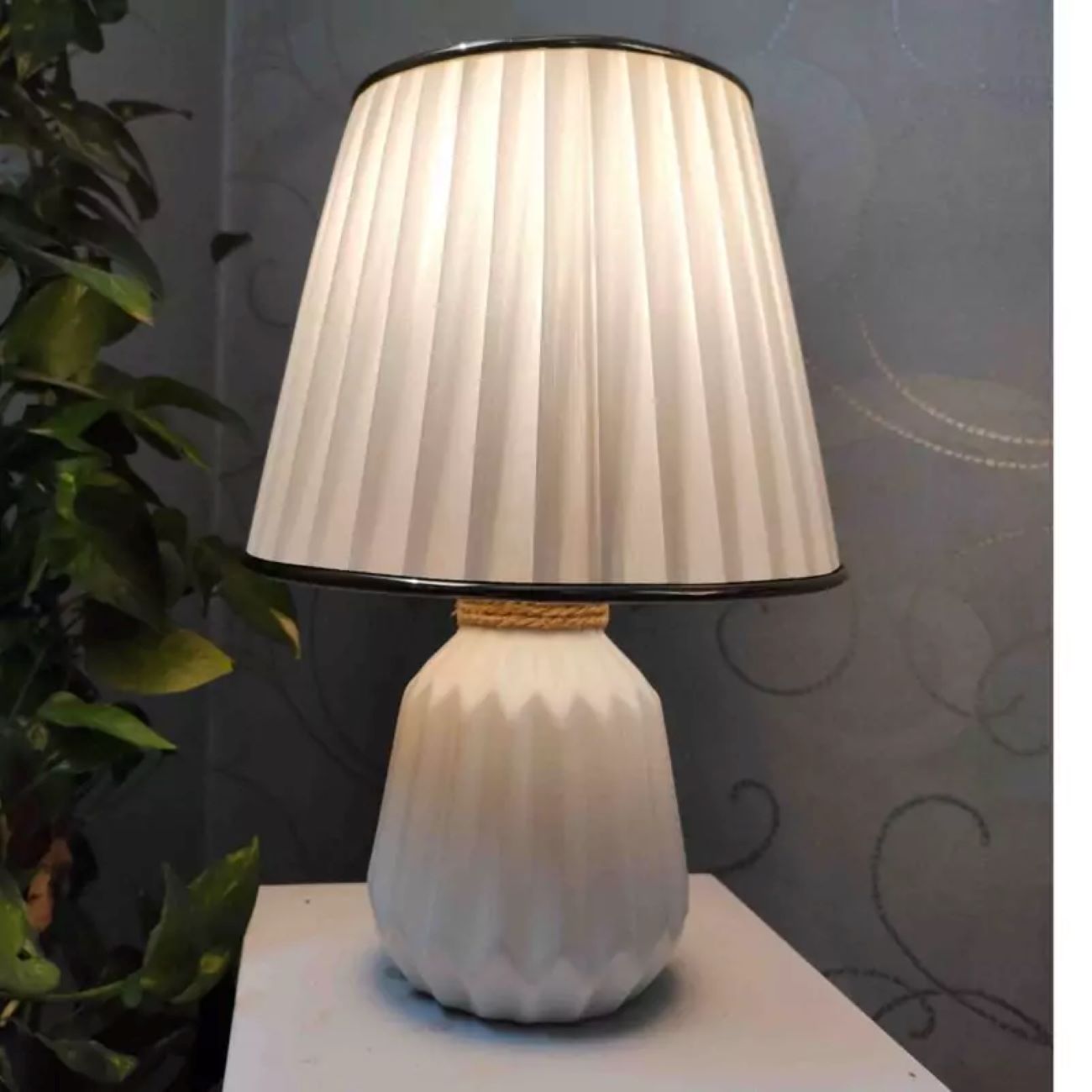 Weiße-goldene Keramiktischlampe – Modern & anspruchsvoll