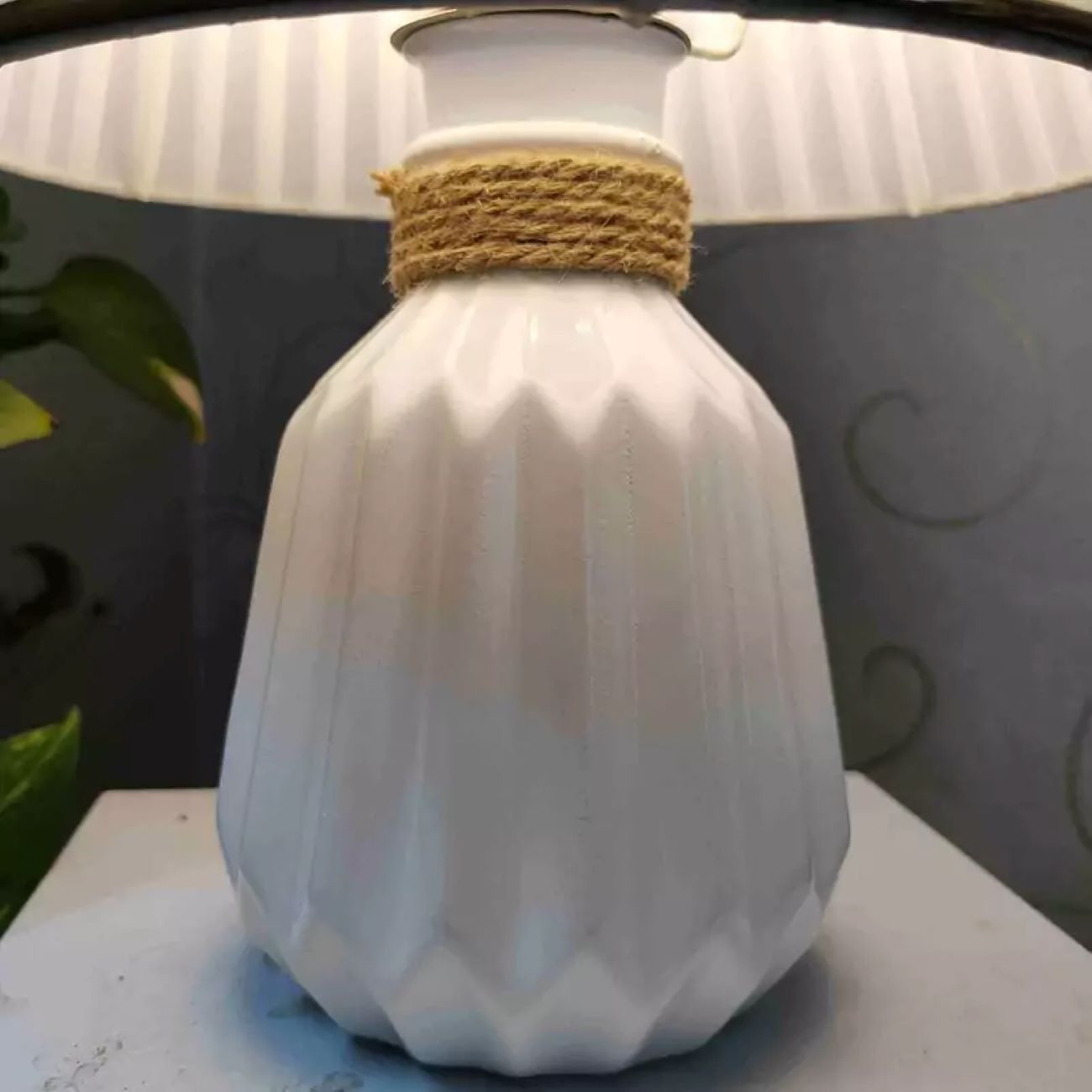 Weiße-goldene Keramiktischlampe – Modern & anspruchsvoll