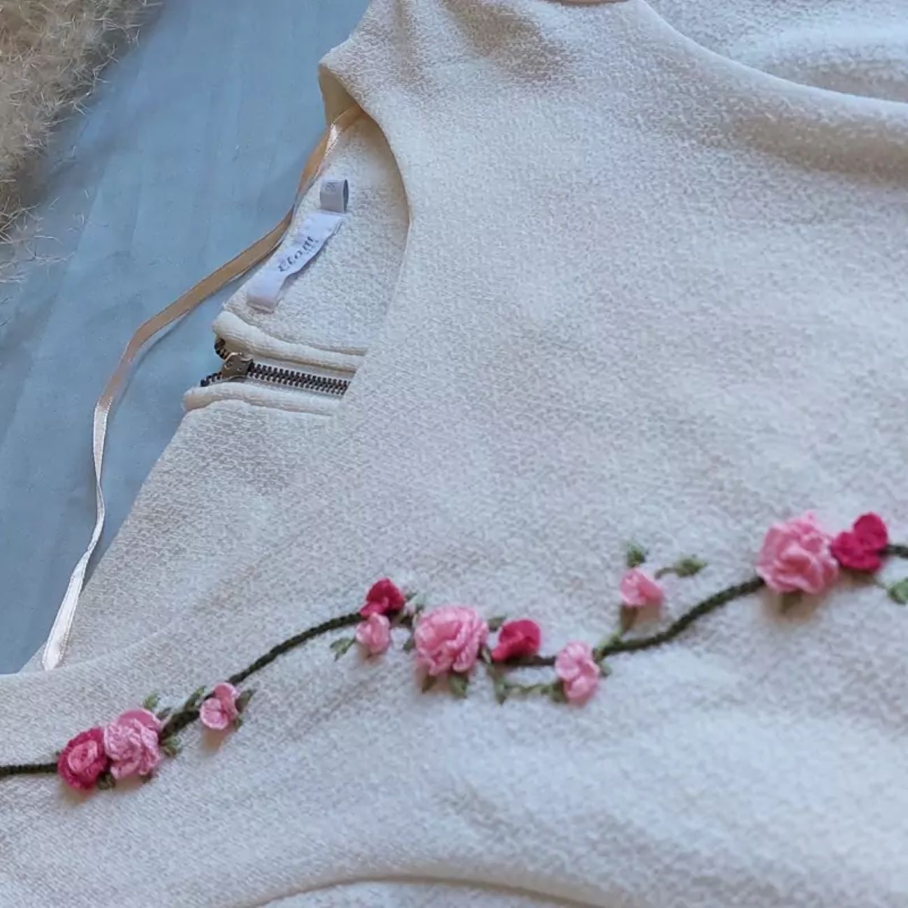 Frauen Kurzarmshirt mit Stickerei – Einzigartiges & Stilvolles Design