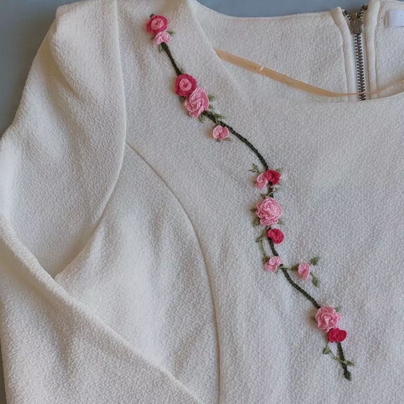 Frauen Kurzarmshirt mit Stickerei – Einzigartiges & Stilvolles Design
